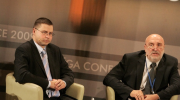 Ministru prezidents Valdis Dombrovskis (no kreisās) un bijušais premjers, tagadējais Eiropas Parlamenta deputāts Ivars Godmanis piedalās konferences "Ekonomiskā atgūšanās mainīgā drošības vidē: transatlantiskā dienaskārtība 2010" diskusijā. Foto: Evija Trifanova, LETA