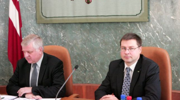 Pēteris Krīgers un Valdis Dombrovskis NTSP sēdē. Foto: Raitis Plauks, F64