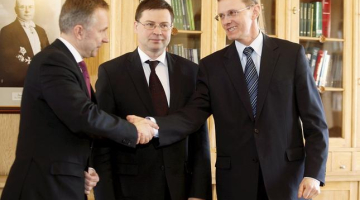 Ministru prezidents Valdis Dombrovskis (centrā), finanšu ministrs Andris Vilks un Latvijas Bankas prezidents Ilmārs Rimšēvics cits citu apsveic, parakstījuši vēstuli par ārpuskārtas konverģences ziņojuma pieprasīšanu Eiropas Komisijai un Eiropas Centrālajai bankai. Foto: Nora Krevneva, F64