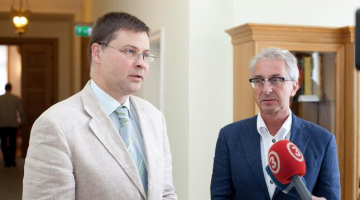Valdis Dombrovskis un Ojārs Rubenis (no labās) pēc tikšanās. Foto: Toms Norde, Valsts kanceleja