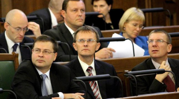 Valda Dombrovska (no kreisās) valdības locekļi Saeimas sēdē par valsts budžeta izskatīšanu. Foto: Kaspars Krafts, F64