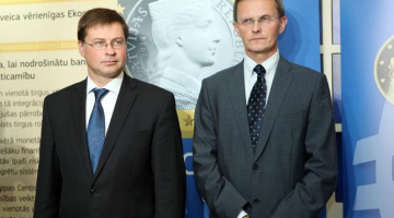 Ministru prezidents Valdis Dombrovskis (no kreisās) un finanšu ministrs Andris Vilks piedalās ceļojošās izstādes "Eiro - mana valūta" atklāšanas pasākumā Rīgas Latviešu biedrības namā. Publicitātes foto