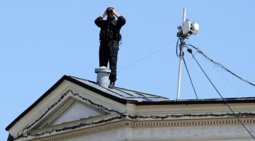 Drošības dienesta darbinieki uz jumta. Foto: EPA/LETA
