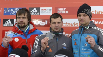 Eiropas čempioni skeletonā - Martins Dukurs (centrā), Tomass Dukurs (pa labi) un sudraba medaļas ieguvējs krievs Aleksandrs Tretjakovs. Foto: EPA/LETA