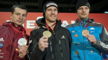 Sudraba medaļas ieguvējs Martins Dukurs (no kreisās), zelta medaļas ieguvējs vācietis Franks Rommels un bronzas ieguvējs Tomass Dukurs. Foto: EPA/LETA