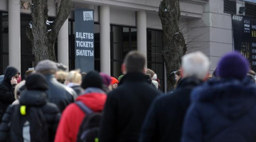 6.marts. Cilvēki stāv rindā pie Latvijas Nacionālās operas, lai iegādātos biļetes uz Dziesmu un deju svētku koncertiem. Daudzi no viņiem kārotās biļetes tā arī nesaņēma. Foto: Evija Trifanova, LETA