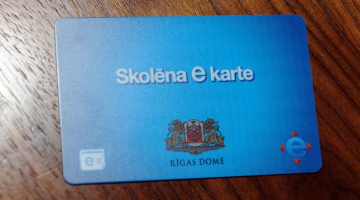 Skolēna jaunā e-karte, kādas tiks dalītas bez maksas Rīgas vispārizglītojošo skolu skolēniem un darbosies kā e-talona un skolēna apliecības apvienojums. Foto: Edijs Pālens, LETA
