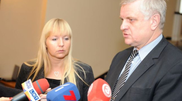LDDK ģenerāldirektore Elīna Egle (K) un Latvijas Brīvo arodbiedrību savienības priekšsēdētājs Pēteris Krīgers (L). Autors - Edijs Pālēns, LETA