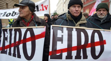 Pie Saeimas ceturtdien piketētāji protestēja pret eiro ieviešanas likuma pieņemšanu. Foto: AFP/LETA