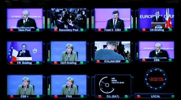 Dažādu ES valstu vadītāju preses konferences redzamas displejā vienlaikus. Foto: EPA/LETA
