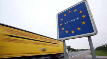 ES zīme ceļa malā Dānijā. Foto: EPA/LETA