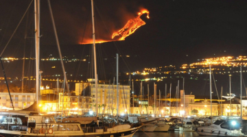 Nacionālā ģeofizikas un vulkanoloģijas institūta foto naktī no 12. uz 13.janvāri. Pēc pirmā izvirduma vulkāns atkal norimis. Avots: EPA/LETA