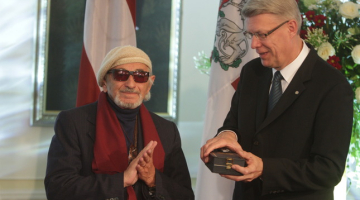 Valsts prezidents Valdis Zatlers 2011.gada pavasarī Rīgas pils Ģerboņu zālē svinīgā ceremonijā pasniedz režisoram Hercam Frankam Triju Zvaigžņu ordeni. Foto Jānis Saliņš, f64