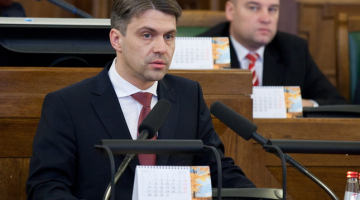 Jaunievēlētais tiesībsargs Juris Jansons nodod svinīgo zvērestu Saeimas sēdē. Foto: F64