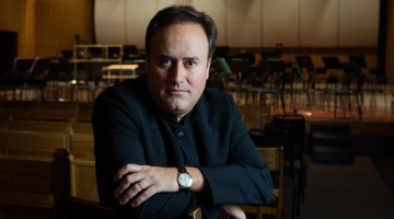 Koncertu diriģēs bijušais Latvijas Nacionālā simfoniskā orķestra vadītājs Karels Marks Šišons. Foto Dmitrijs Suļžics, f64