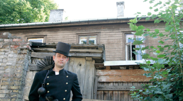 Skursteņslauķa izejamais tērps. Ar spožām sudraba pogām. Balts kakla lakatiņš arī. «Kad izej sapucējies uz ielas, nāk klāt un prasa, vai aktieris.» Meitenes bieži skrien klāt, lai pieķertos pie pogas un kaut ko vēlētos. Foto — Andrejs Terentjevs, F64