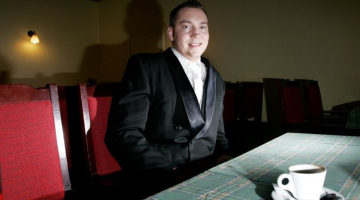 Saeimas bārmenis Renārs Lazovskis, foto: Rūta Kalmuka, f64