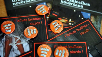 Informatīvie materiāli par kampaņu "Fiktīvas laulības - slazds!". Foto: Ieva Čīka, LETA