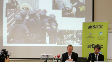 Latvijas nacionālās aviosabiedrības "Air Baltic Corporation" ("airBaltic") prezidents Bertolts Fliks (no kreisās) un sabiedrisko attiecību biroja "Schwartz Public Relations" pārstāvis Viktors Deleski piedalās preses konferencē starptautiskajiem medijiem Vācijas galvaspilsētā Berlīnē. Foto: Ieva Čīka, LETA