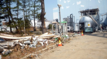 AES īpašnieka "Tokyo Electric Power" izplatīts attēls, kurā redzama avarējušā pirmā reaktora rietumu puse šī gada 13.aprīlī. 5.maijā reaktorā ienākuši pirmie strādnieki kopš postošās zemestrīces un cunami 11.martā. Avots: AFP/LETA