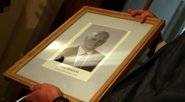 Bijušā tieslietu ministra Gaida Bērziņa foto ierāmēts pirms piestiprināšanas pie sienas. Foto: Edijs Pālens, LETA