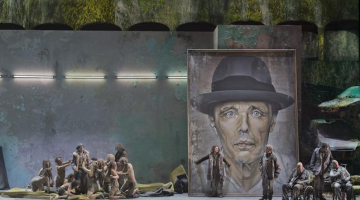 Skats no Alvja Hermaņa iestudētās operas "Gewain" Zalcburgas operfestivālā. Attēls no festivāla mājas lapas