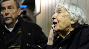 Krievijas cilvēktiesību  aktīvisti Ļevs Ponomarjovs (no kreisās) un Ludmila Aleksejeva aprīlī klausās vienu no tiesas sēdēm pret organizāciju "Golos". Foto: ITAR-TASS/LETA