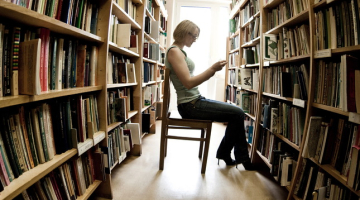 Meitene bibliotēkā. Foto: Andrius Ufartas, F64