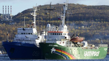 "Greenpeace" ledlauzis "Arctic Sunrise" (pa labi) tika nogādāts Murmanskas  ostā. Foto: ITAR-TASS/LETA