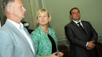 Saeimas deputāts Gaidis Bērziņš (no kreisās), tobrīd vēl kultūras ministre Žaneta Jaunzeme-Grende un Nacionālās apvienības ģenerālsekretārs Aigars Lūsis piedalās preses konferencē. Foto: Evija Trifanova, LETA
