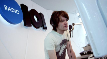 Radio dīdžejs Toms Grēviņš bija palicis gandrīz vai pēdējais no atpazīstamajiem "Radio 101" vadītājiem. Foto: Lauris Vīksne, F64