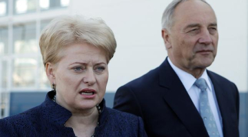 Pagājušā gada jūnijā Lietuvas prezidente Daļa Grībauskaite kopā ar Valsts prezidentu Andri Bērziņu apmeklēja Inčukalna gāzes krātuvi. Foto: Ieva Čīka, LETA