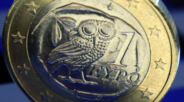 Uz parādos iestigušās Grieķijas eiro monētas attēlota pūce - gudrs putns. Foto: EPA/LETA