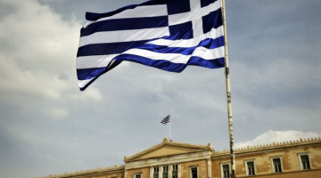 Grieķijas karogs pie parlamenta. Foto: AFP/LETA