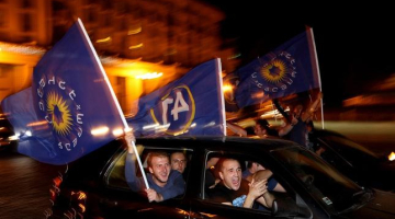Gruzijas opozīcijas atbalstītāji līksmo par uzvaru. Foto: EPA/LETA