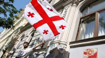 Vīrietis ar Gruzijas karogu. Foto: Evija Trifanova, LETA
