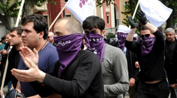 Attēlā: Gruzijas opozicionāri Gruzijas galvaspilsētas Tbilisi ielās 23.maijā.