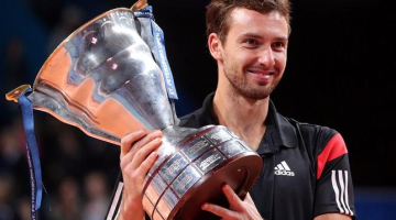 Tenisists Ernests Gulbis ar "ATP World Tour 250" balvu. Foto: EPA/LETA