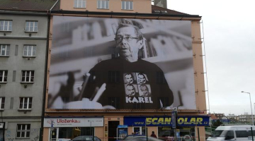 Plakātā pirms šogad janvārī notikušajām Čehijas prezidenta vēlēšanām redzams arī Vāclavs Havels, kurš ietērpts T-kreklā ar visu prezidenta amata kandidātu portretiem. Foto: EPA/LETA
