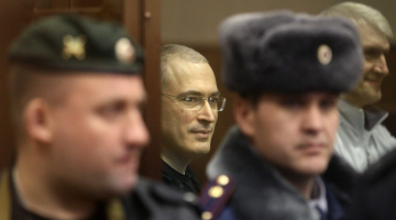 Mihails Hodorkovskis (C) un Platons Ļebedevs (L). Avots: EPA/LETA
