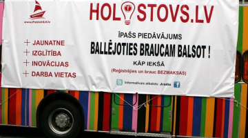 Apvienības "Saskaņas centrs" Saeimas deputāta Alekseja Holostova reklāma uz autobusa pirms Saeimas vēlēšanām Elizabetes ielā 2010.gadā. Foto: Edijs Pālens, LETA