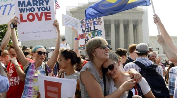 Homoseksuāli pāri priecājas pēc ASV Augstākās tiesas sprieduma, kas leģitimējis laulāto viendzimuma pāru līdztiesību. Foto: EPA/LETA