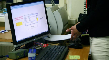 Balsu skaitīšana elektroniski kādā vēlēšanu iecirknī. Foto: Dmitrijs Suļžics, F64