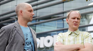 "Radio 101" zīmola vadītājs un "Radio Open 101" rīta programmas vadītājs Ilgvars Rukers (no kreisās) un "Radio Open 101" programmu direktors Māris Žigats pie radio studijas Brīvības ielā. Foto: Edijs Pālens, LETA