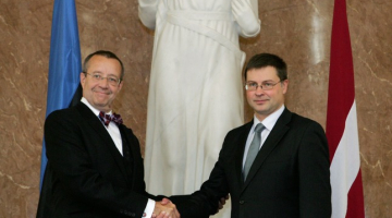 Igaunijas prezidents Tomass Hendriks Ilvess un Latvijas premjerministrs Valdis Dombrovskis. Foto: Raitis Plauks, F64