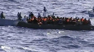 Itālijas glābēju laiva ar nelegālajiem imigrantiem. Foto: AFP/LETA