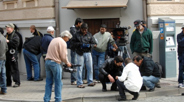 Indijā uz dzelzceļa sliedēm ik gadu iet bojā 15 000 cilvēku. Zemo drošības standartu dēļ gājēji bieži šķērso sliedes neatļautās vietās, un Mumbajā vien ik gadu šādā veidā dzīvību zaudē aptuveni 6000 cilvēku. Indijas dzelzceļš dienā pārvadā 18 miljonus cilvēku.