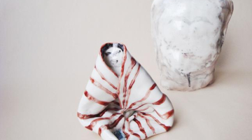 Ingas Melderes porcelānā veidotais darbs "Kažociņš". Publicitātes foto