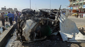 Automašīna Bagdādes ielās pēc bumbas eksplozijas. Foto: AFP/LETA