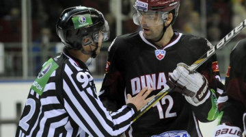 Aleksandrs Žirū (pa labi) spēles brīdī diskutē ar tiesnesi. Foto: Romāns Kokšarovs, F64